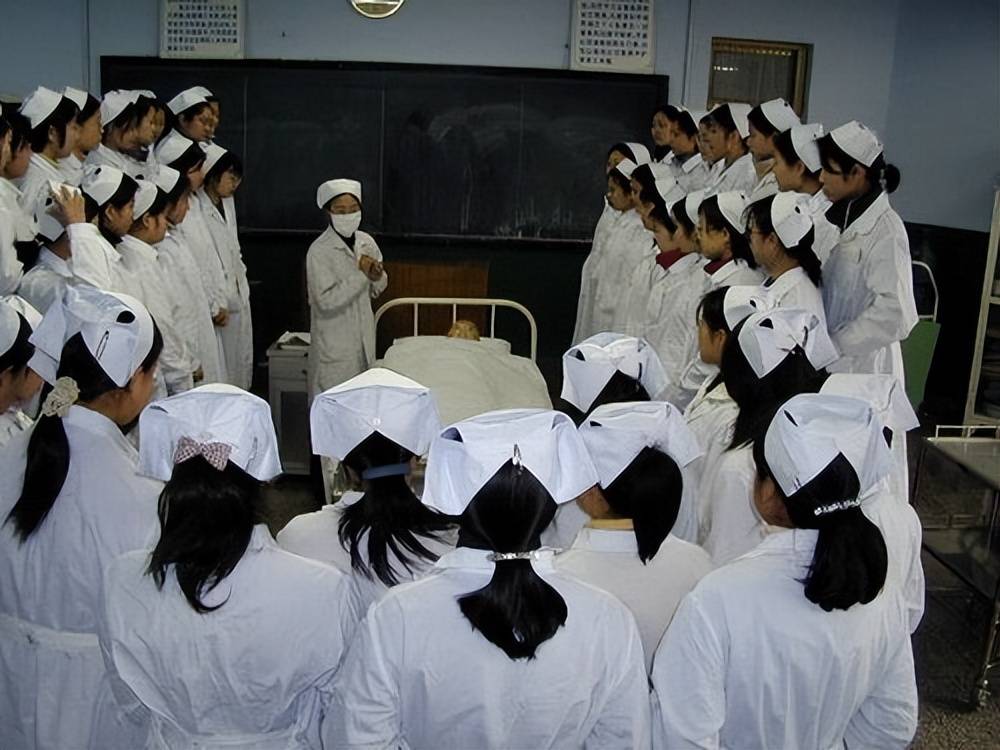 在卫校读书的男孩子,日子有多"煎熬"?生活处处是"尴尬"
