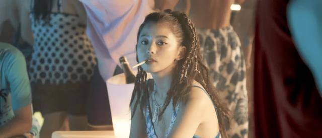 她在剧中的形象就是一副太妹装扮,穿着时尚,嘴里叼着烟,梳着一头脏