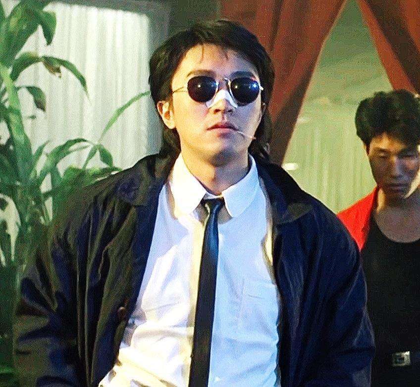 枪指刘德华脚踩周星驰和当年香港黑帮比起来唐山野狗啥也不是