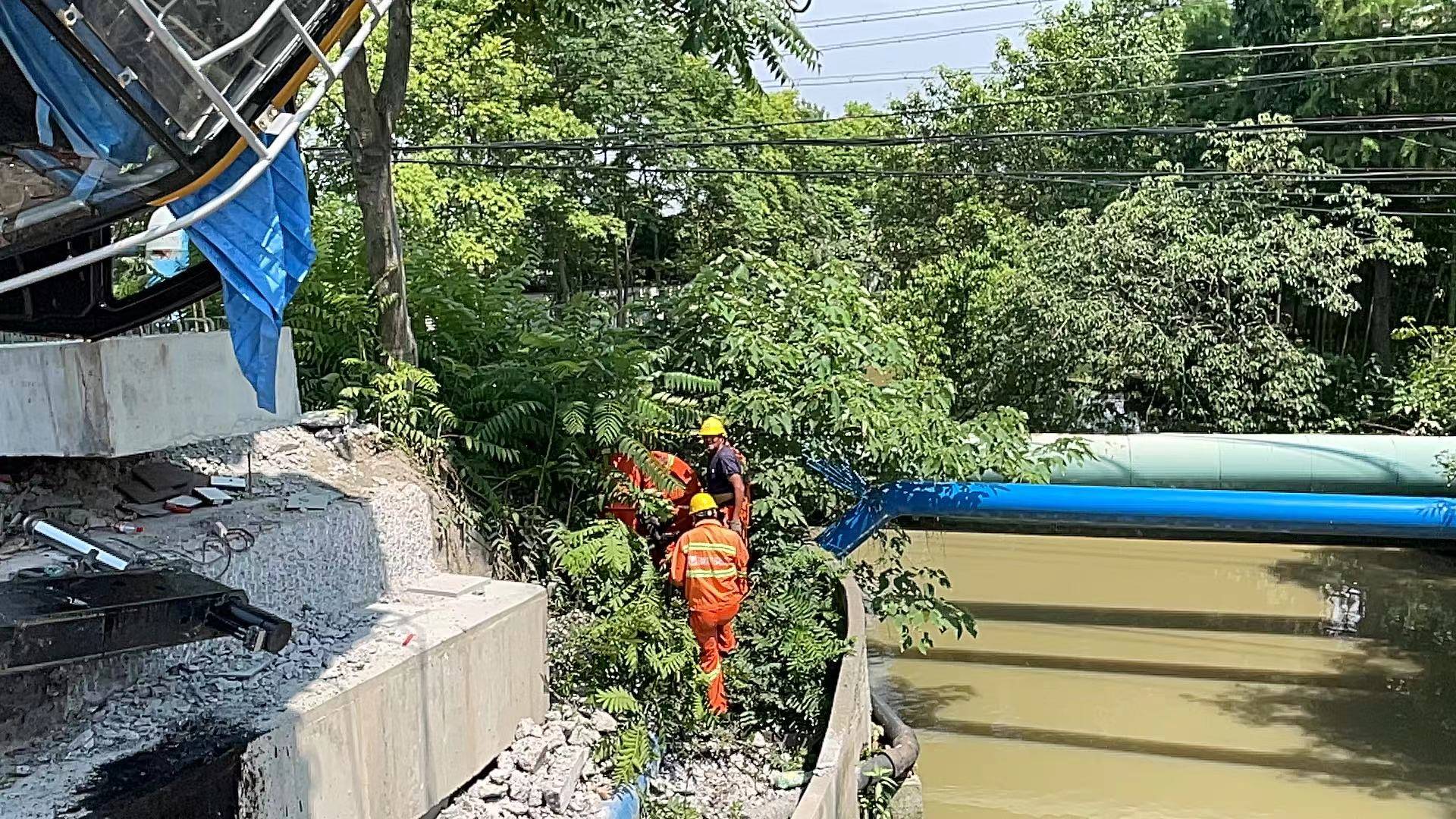 吊車側翻,司機落水,浙江海寧消防人員緊急施救轉危為安_許村鎮_救援