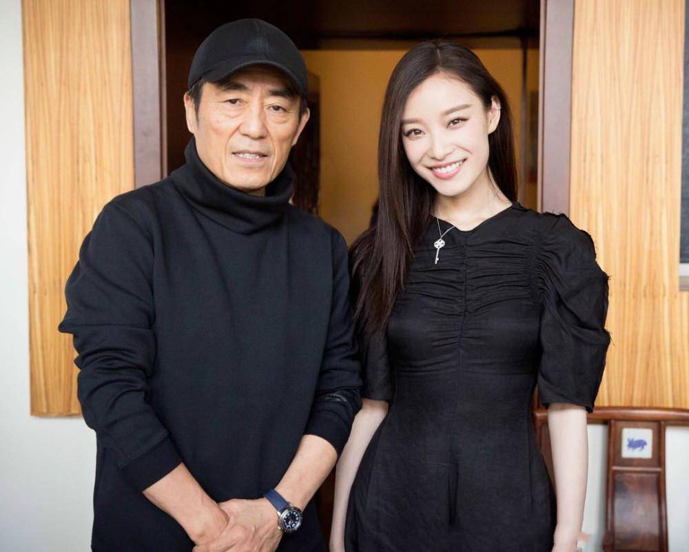 原创倪妮中学毕业照曝光，校服马尾辫长相清纯，谋女郎演艺事业正当红
