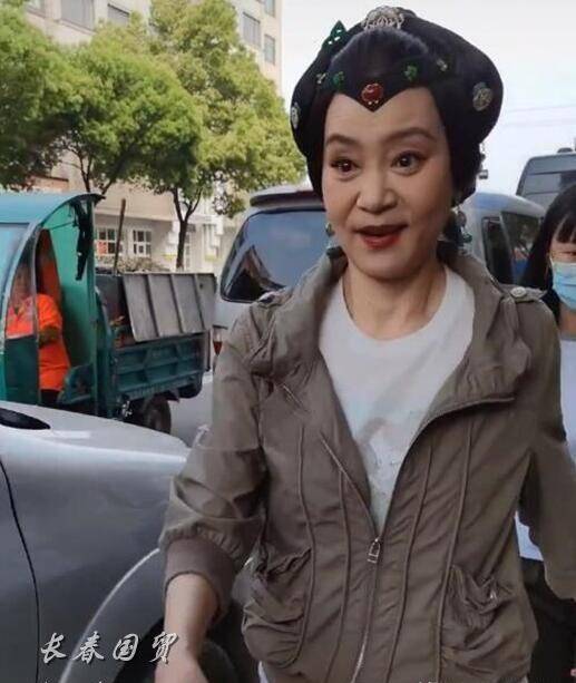 照片中刘雪华一身休闲打扮,头上做了一个古装的发型,依然保持着苗条的