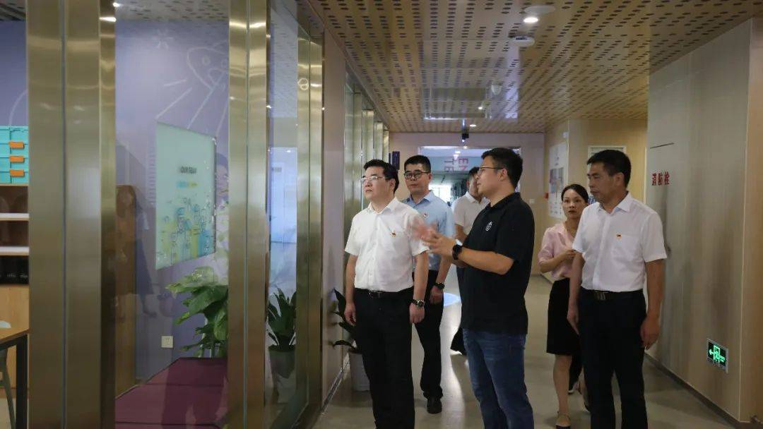 余杭区教育局局长徐伟龙一行莅临余杭区人工智能教育基地