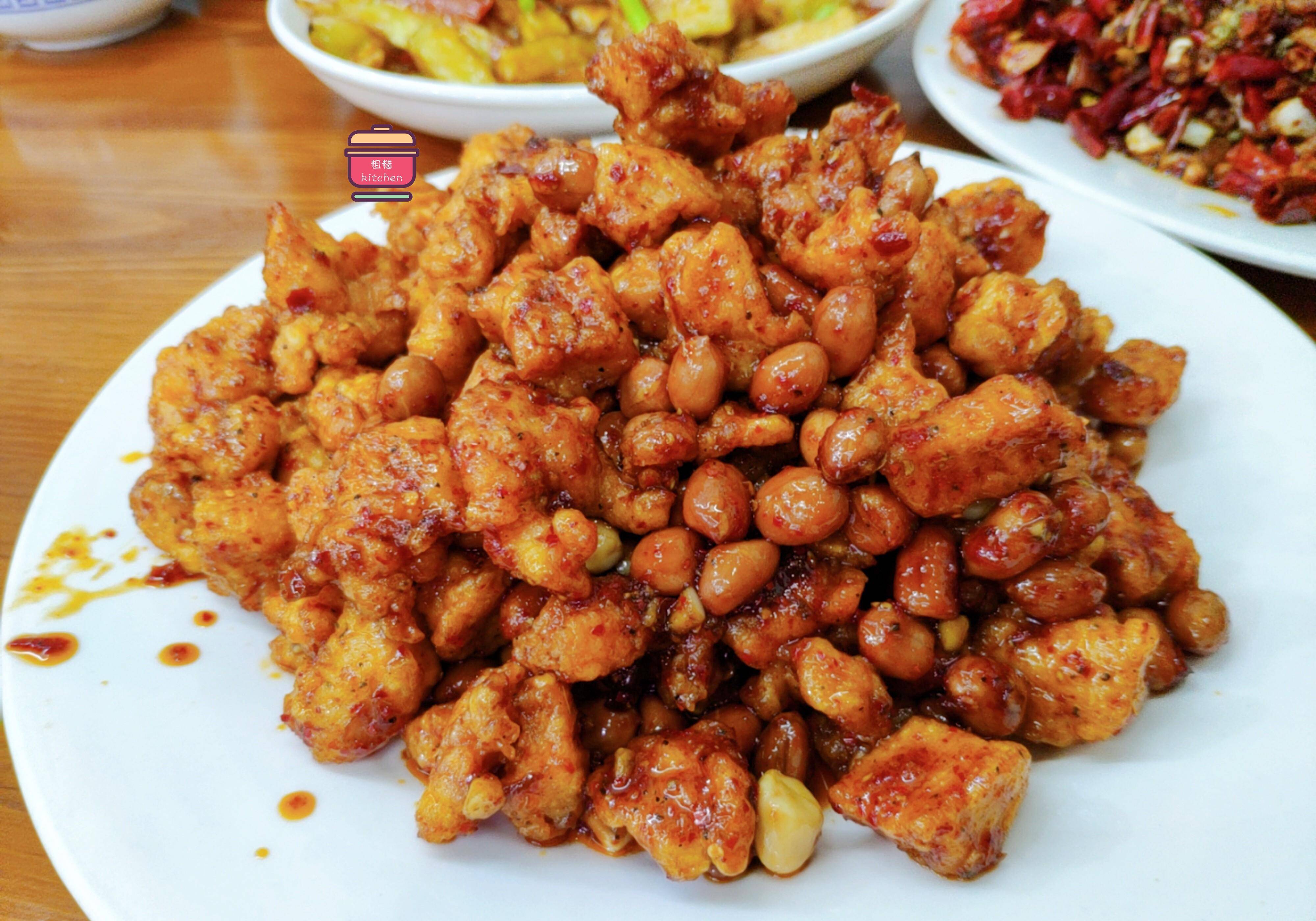 怪味鸡丁我们两个人在郑州西郊的川菜老店里,花了100块钱,点了3道经典