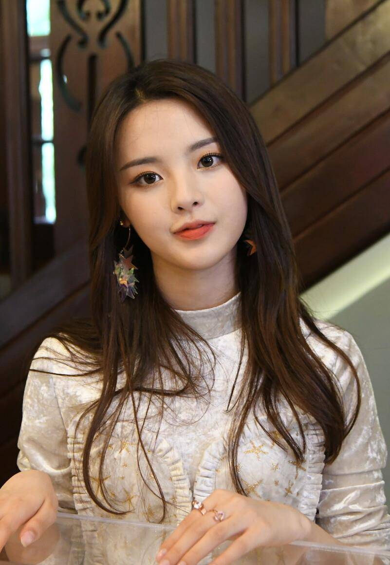 原创杨超越穿水手服的造型曝光杨超越预告给我等值得期待
