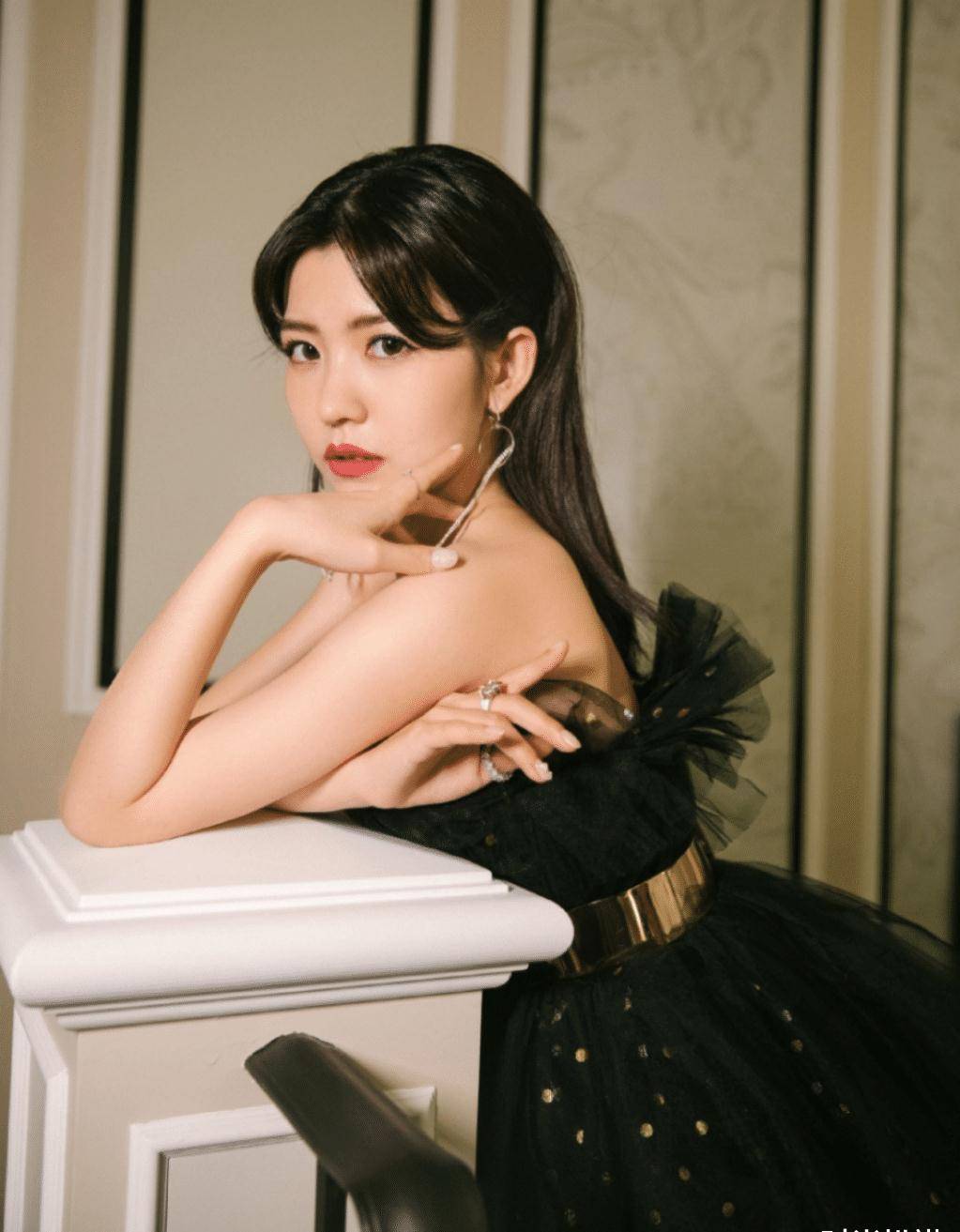 原创赖美云的黑天鹅造型超惊艳抹身材纱裙大秀好身材直角肩绝了