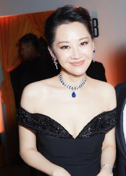 原创50岁的许晴可真敢穿一袭黑色长款礼服大秀好身材看起来像38岁