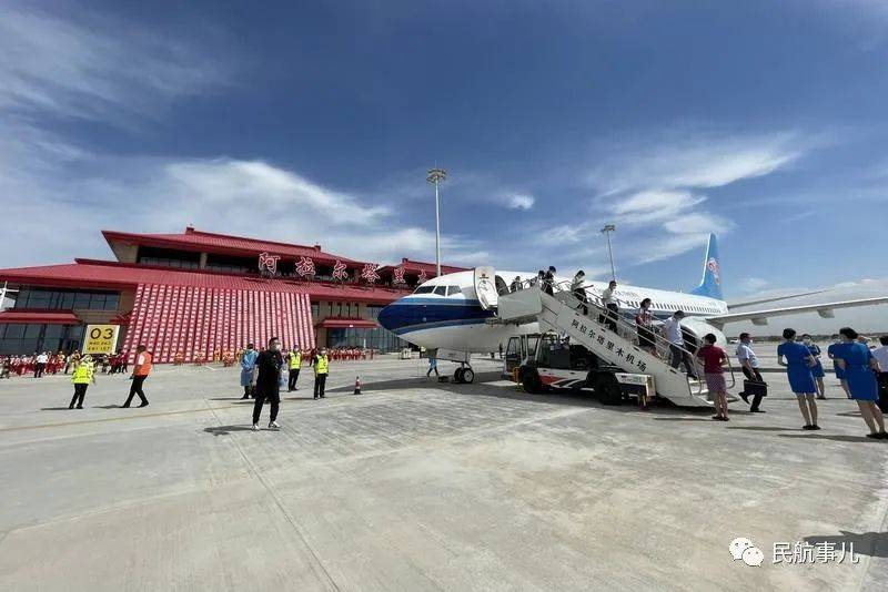 航空波音737-800飛機執飛的cz5565航班平穩降落在阿拉爾塔里木機場