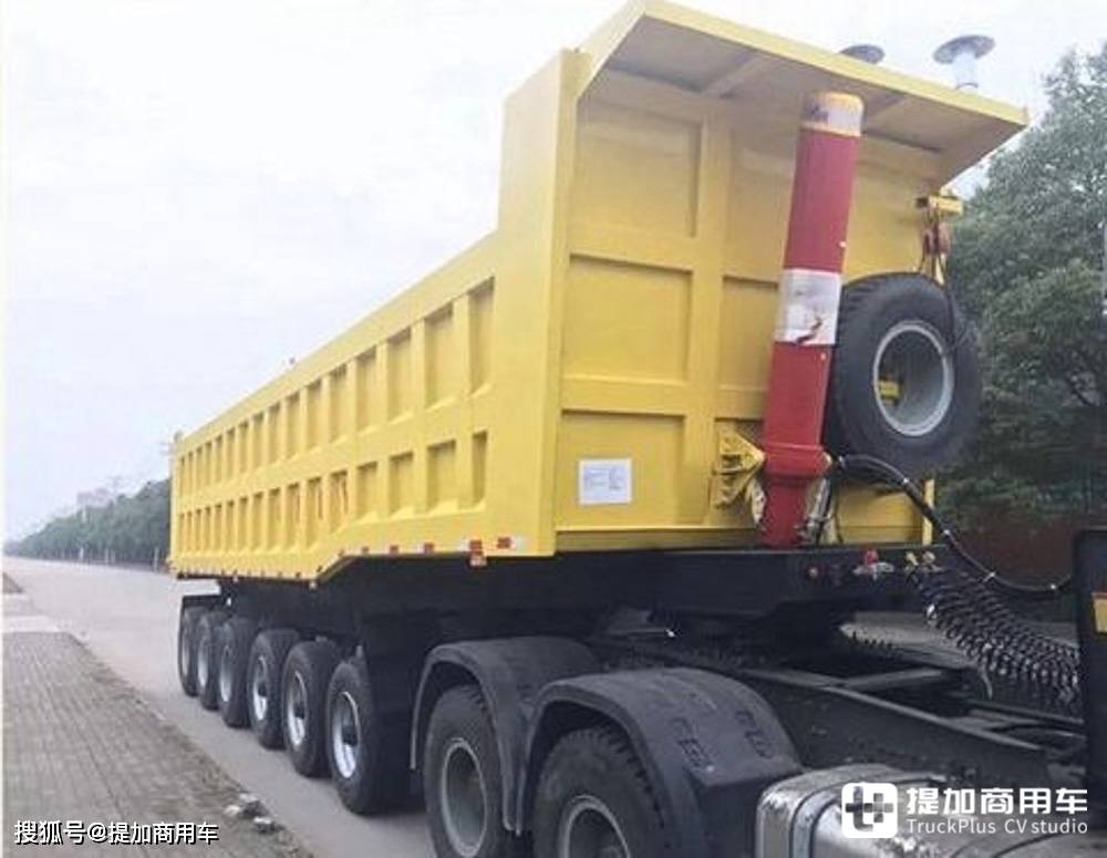 国产百吨王自卸现身加纳两台卡车并排拉挖机网络热门卡车鉴定9