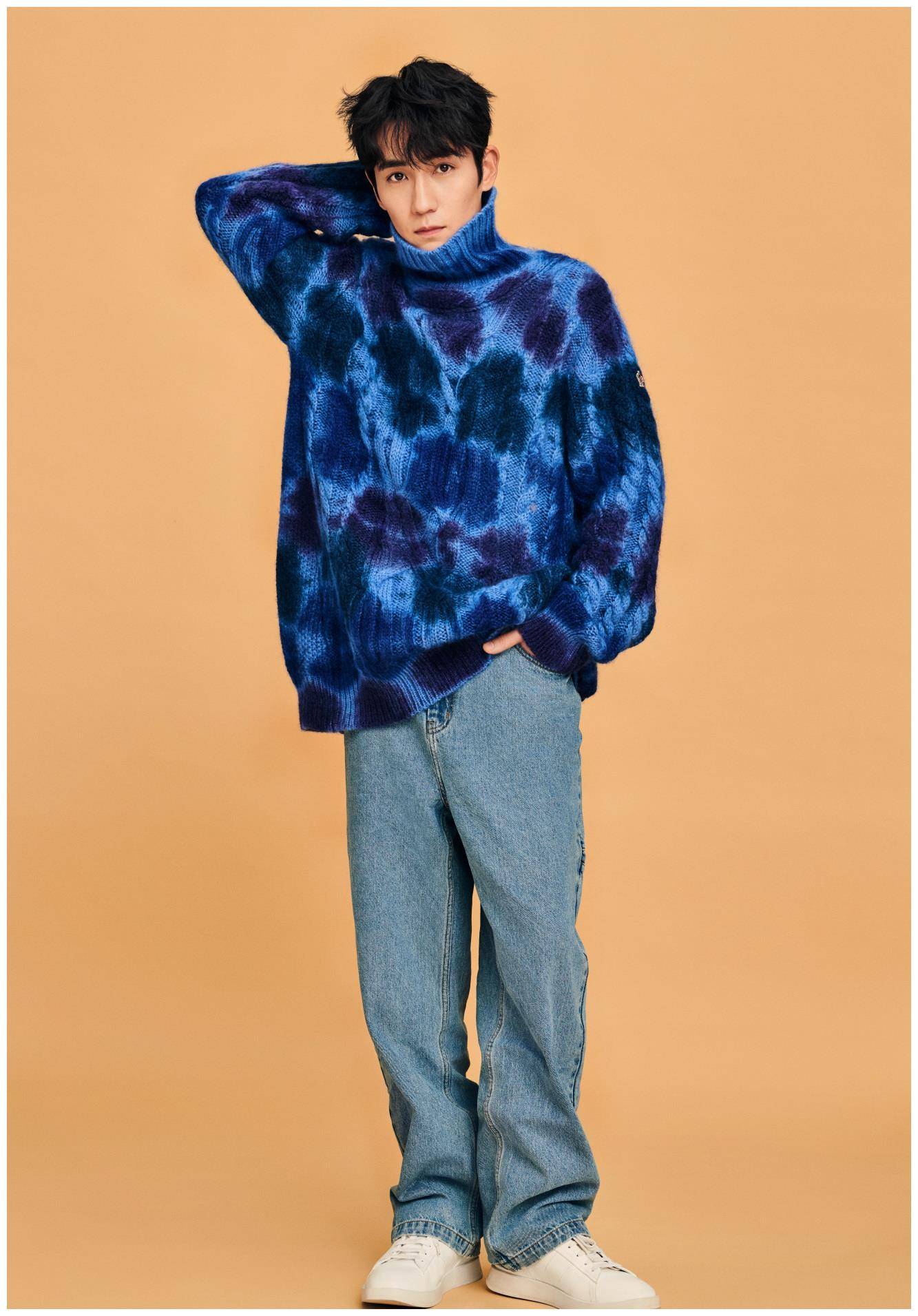 朱一龙的下半身搭配浅蓝色的阔腿裤. 设计非常宽松,休闲又帅气.