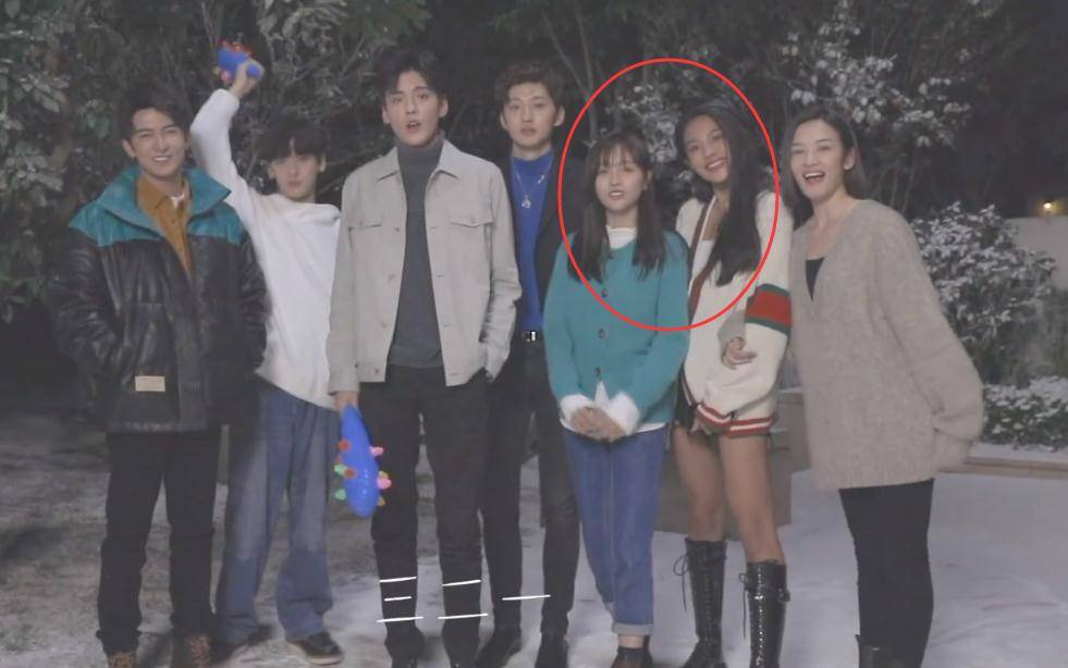 年龄上万籽麟要比宣仪小3岁,她的身高也比吴宣仪要高不少,一身清爽