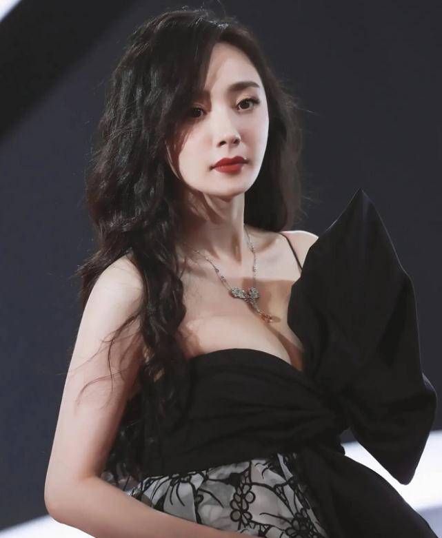 原创34岁杨幂不服老礼裙上身靠蝴蝶结挡住难怪分手依旧受欢迎