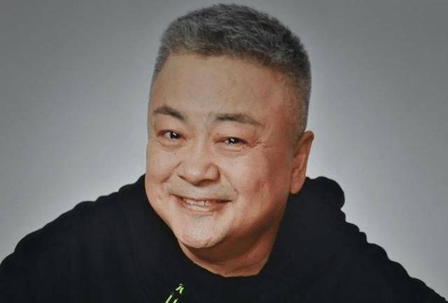 55岁洪剑涛近照,妻子冉志娟比他大八岁,玩"姐弟恋"成人生赢家_贾宝玉