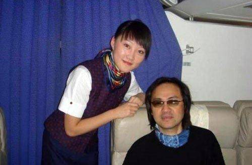 妻子陈美馨很贤惠,她不仅把家庭打理得井井有条,在童安格的事业工作上