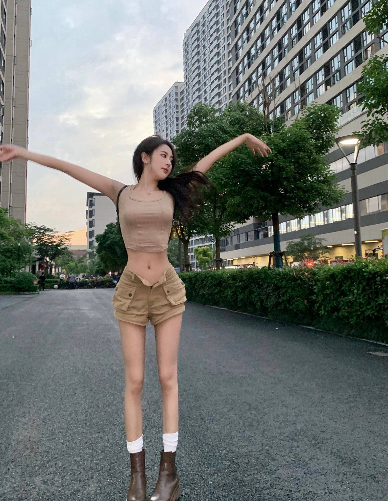 唐馨恬超短裤露脐装大长腿性感写真