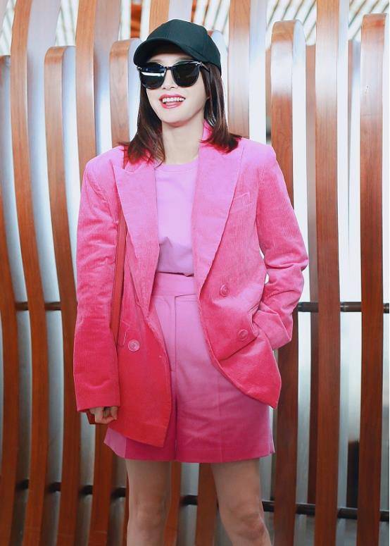 秦岚真不显老,穿"扮美粉"t恤出镜挺招摇,双腿细得让人羡慕_粉色_时尚