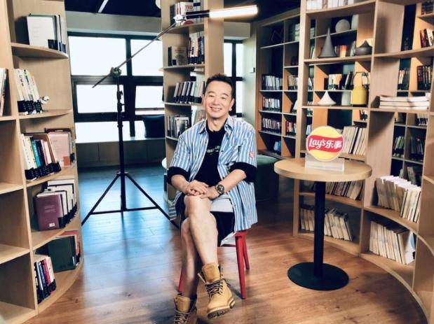 原创64岁张晨光变肌肉男体脂降到17穿起古装身型挺拔又漂亮