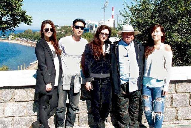 洪金宝36岁女儿至今没出嫁,看到"旺夫腿"后,网友:这谁敢娶啊_洪煦榆