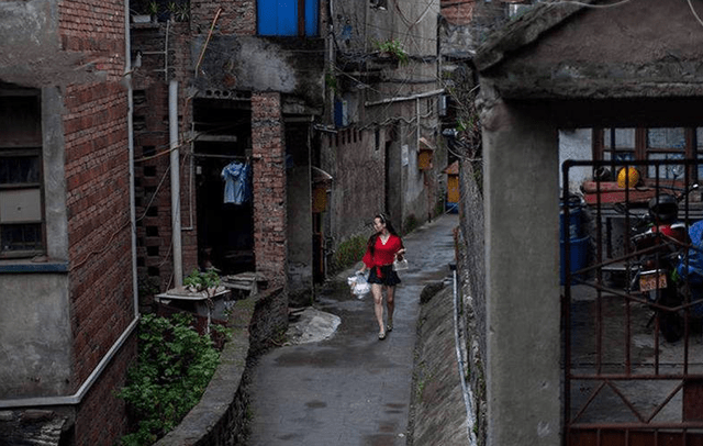 扬州有个城中村，村内盘踞着大量美女，已然成为一道靓丽的风景线