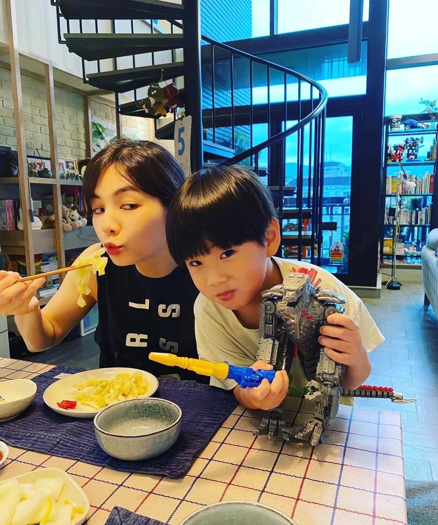 ella展示厨艺儿子劲宝出镜意外曝光豪宅内景