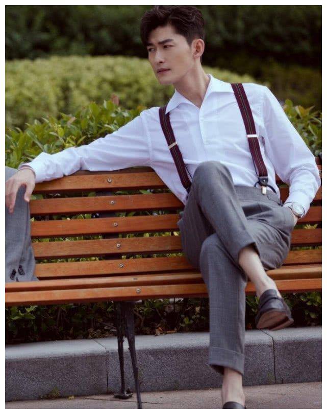 原创塘主张翰穿西装背带裤宛如贵公子哥简直帅到犯规了