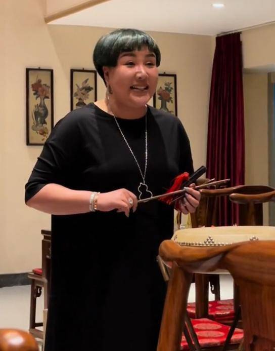 戴18万项链表演,一身华贵却无人质疑_王惠_传统_京韵大鼓