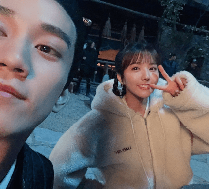原创和苏晓彤积极营业炒cp转头跟女友牵手秀恩爱王子奇刚火就塌房