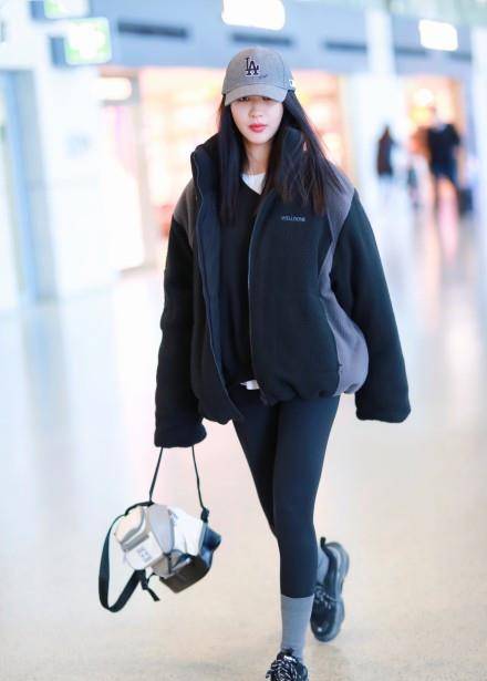 原创李菲儿终于藏起了柯基臀穿紧身裤走机场一双美腿挪不开眼