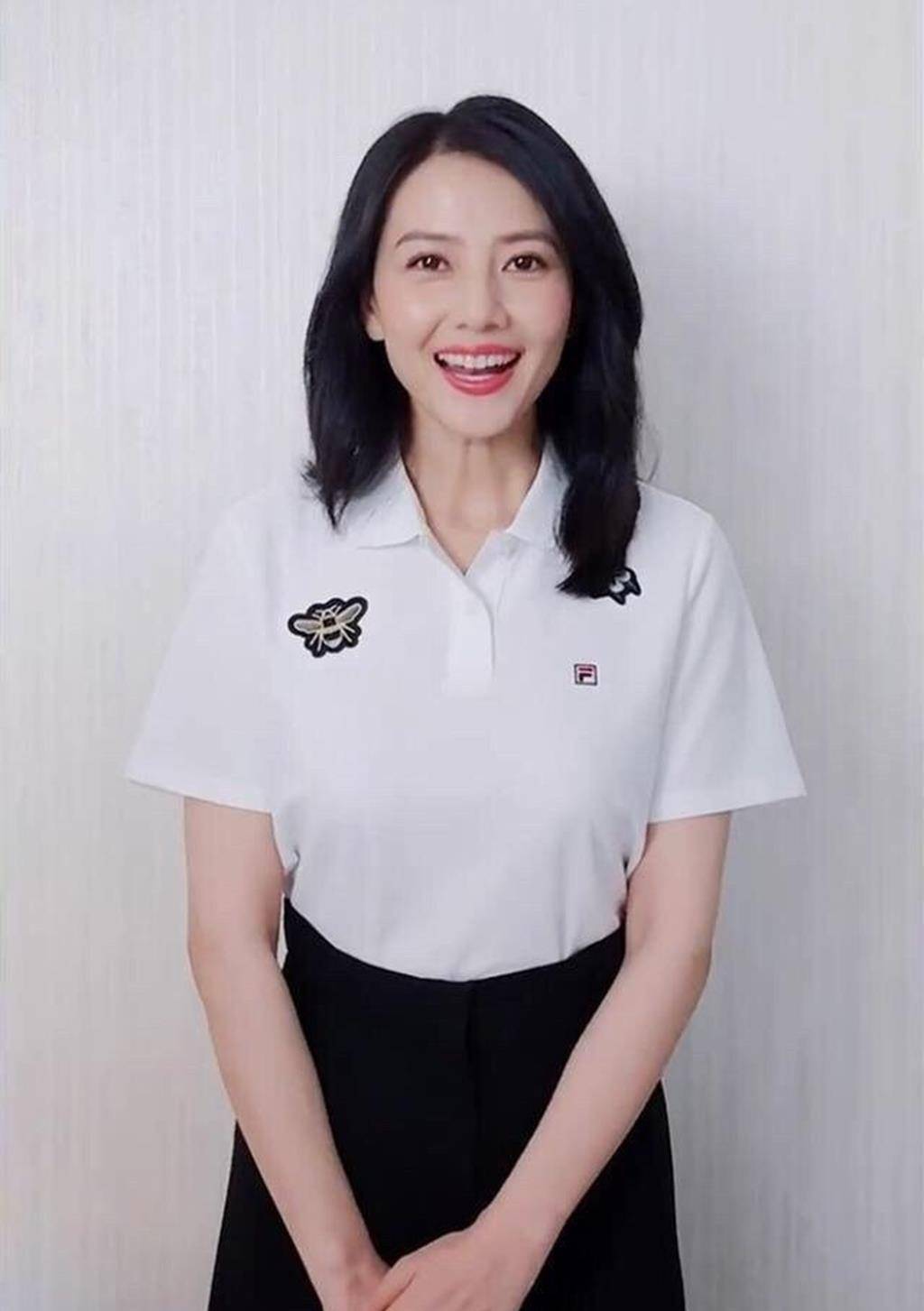 气质女神高圆圆老了出镜显眼角皱纹一字肩上衣却美丽动人