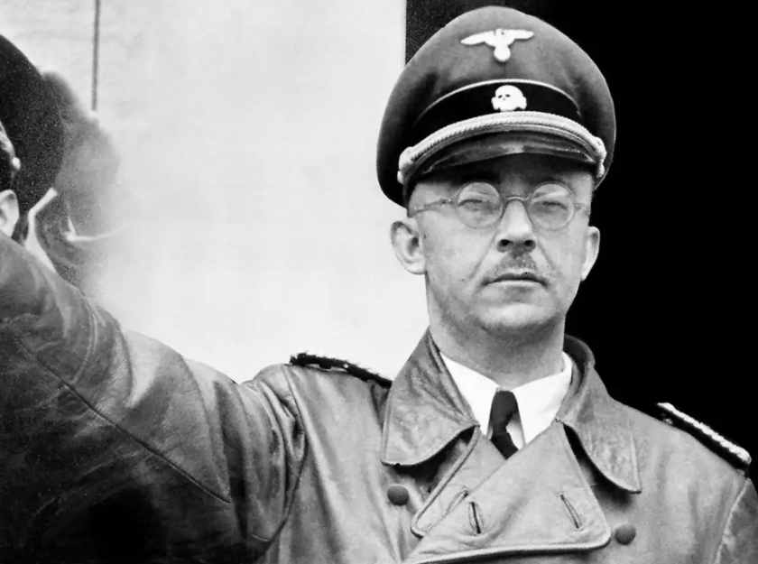 希姆莱和党卫军的崛起1927年9月,希姆莱告知希特勒他的想法是将党卫军