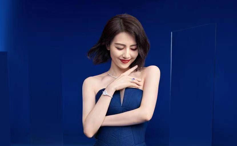 高圆圆解锁高奢代言裹鱼尾裙大秀美背生完孩子还有蚂蚁腰围