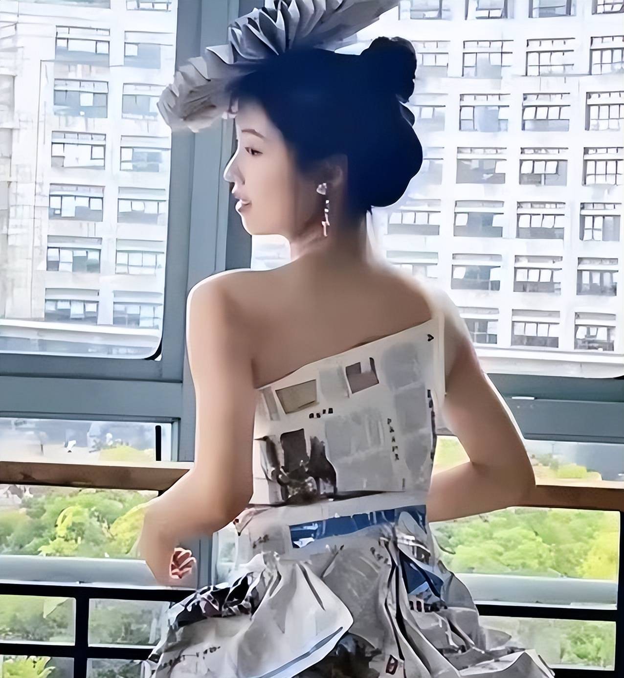 原创身材好穿啥都好看女大学生把报纸变礼服漂亮又有个性