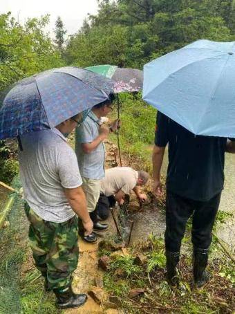 江西贛州定南縣巋美山鎮記始終奔波在一線的駐村第一書記郭兆建