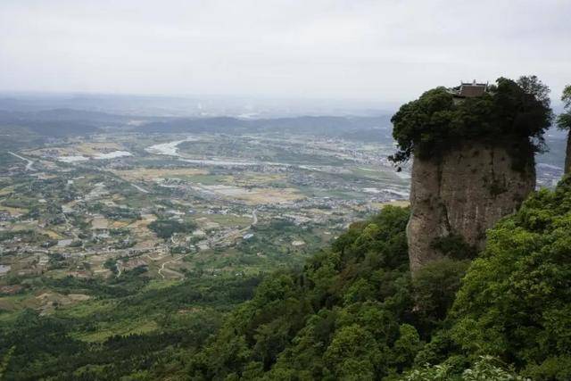 距成都2.5h车程，藏在一座山，丹霞地貌，铁索飞渡，李白曾打卡！