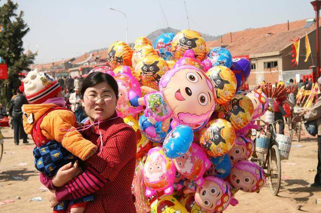 1, 氢气球在带孩子出门玩耍的时候,街上经常能看到很多卖氢气球的小贩