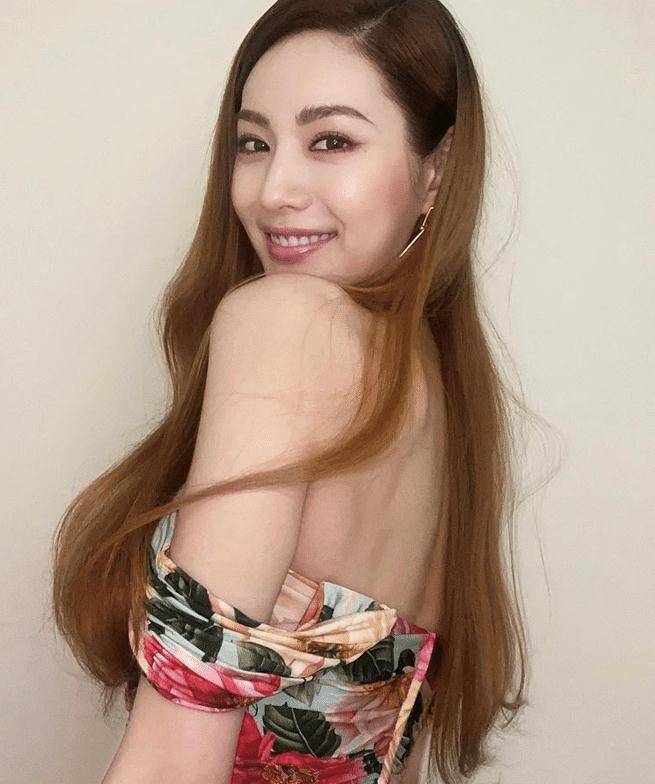 国外女星林珍娜秀时尚美照,大长腿气场两米八,转身秀美肩太撩人