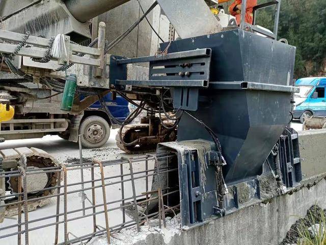 防撞墙滑模机防撞墙成型机隆鹏滑模