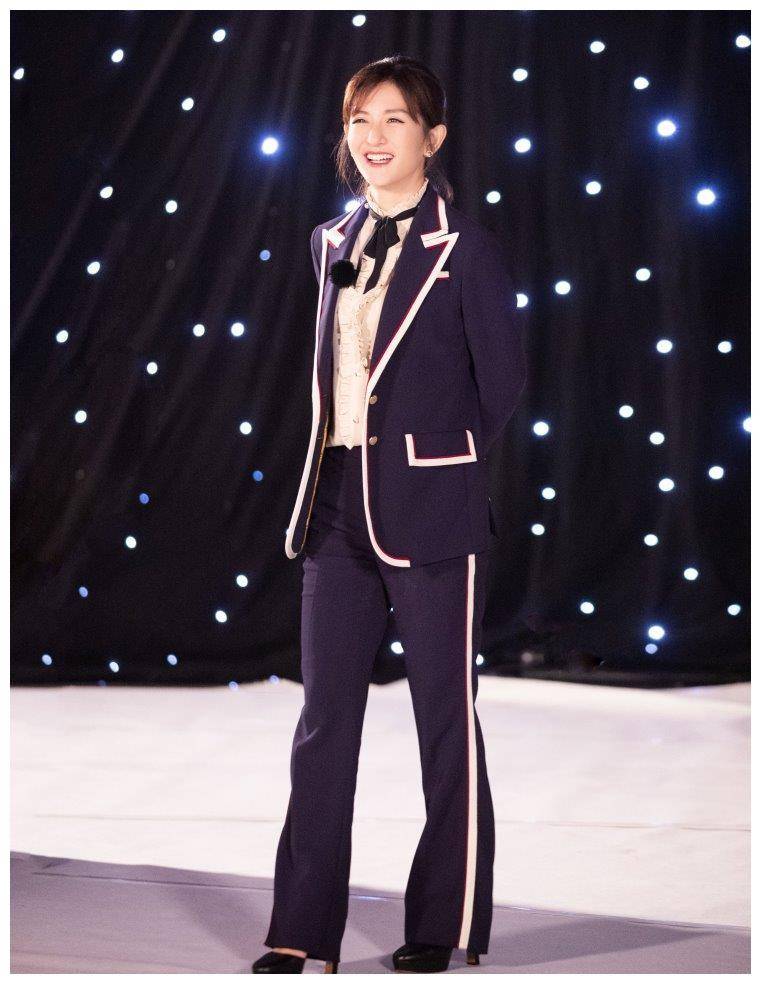 38岁谢娜不再装嫩穿西装扎马尾成熟稳重这才是当妈该有的样子