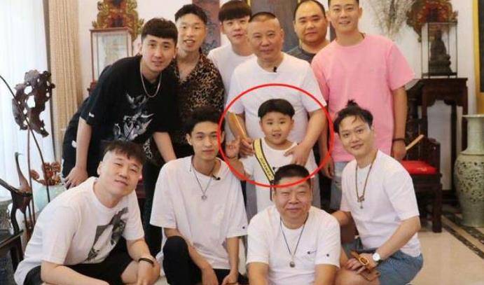 原创郭德纲小儿子郭汾阳近照曝光还没有长大呢就要面临瘦身问题了