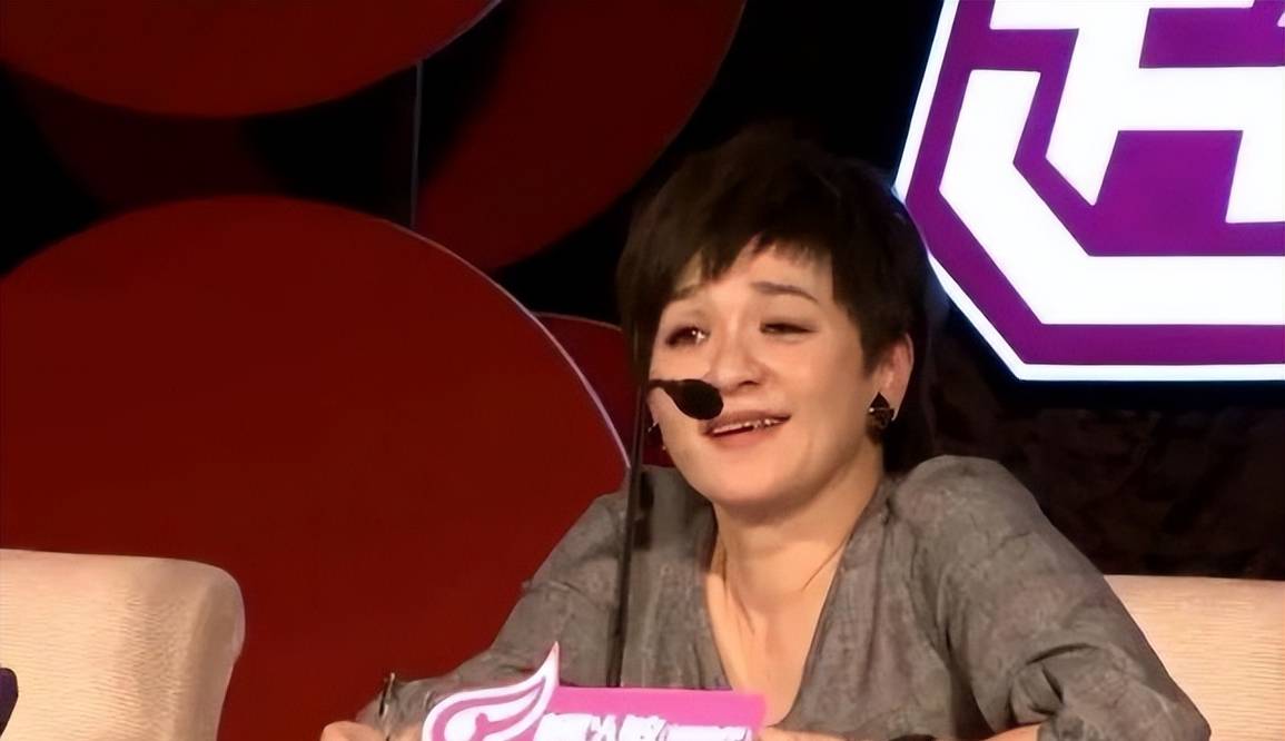 原创歌手柯以敏被曝二婚与老公甜蜜拍结婚照两人对镜微笑很幸福