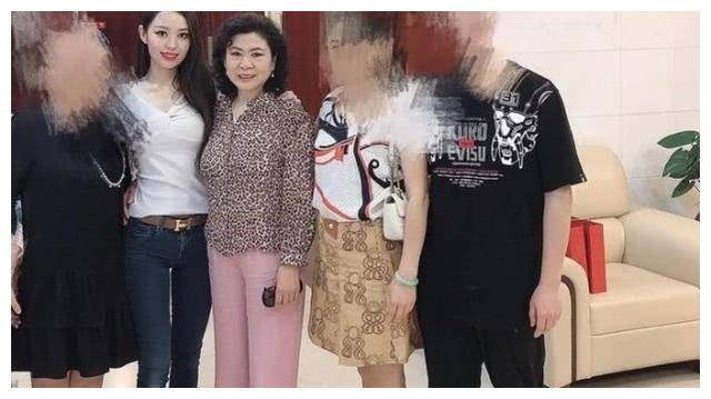 原创郎朗妈妈正脸曝光同框吉娜穿粉色豹纹太时尚比25岁儿媳更亮眼