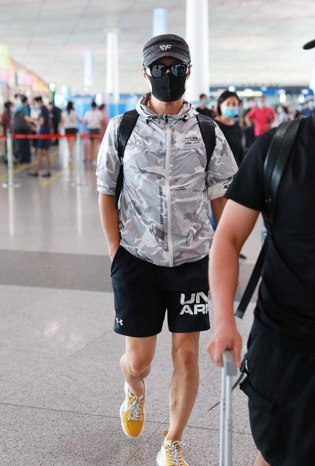 原创汪峰活得真潇洒运动上衣搭配休闲短裤神态轻松不显老