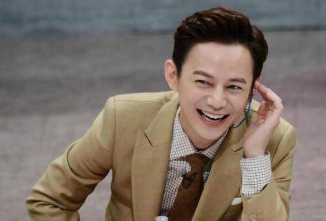 何炅慌了?删除所有视频,文章设置半年内可见,某导演爆料实锤他