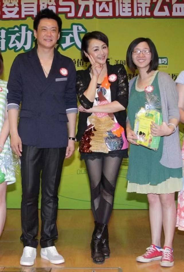 曹颖与老公罕见合体蕾丝搭丝袜土味十足仙女灵气也压不住