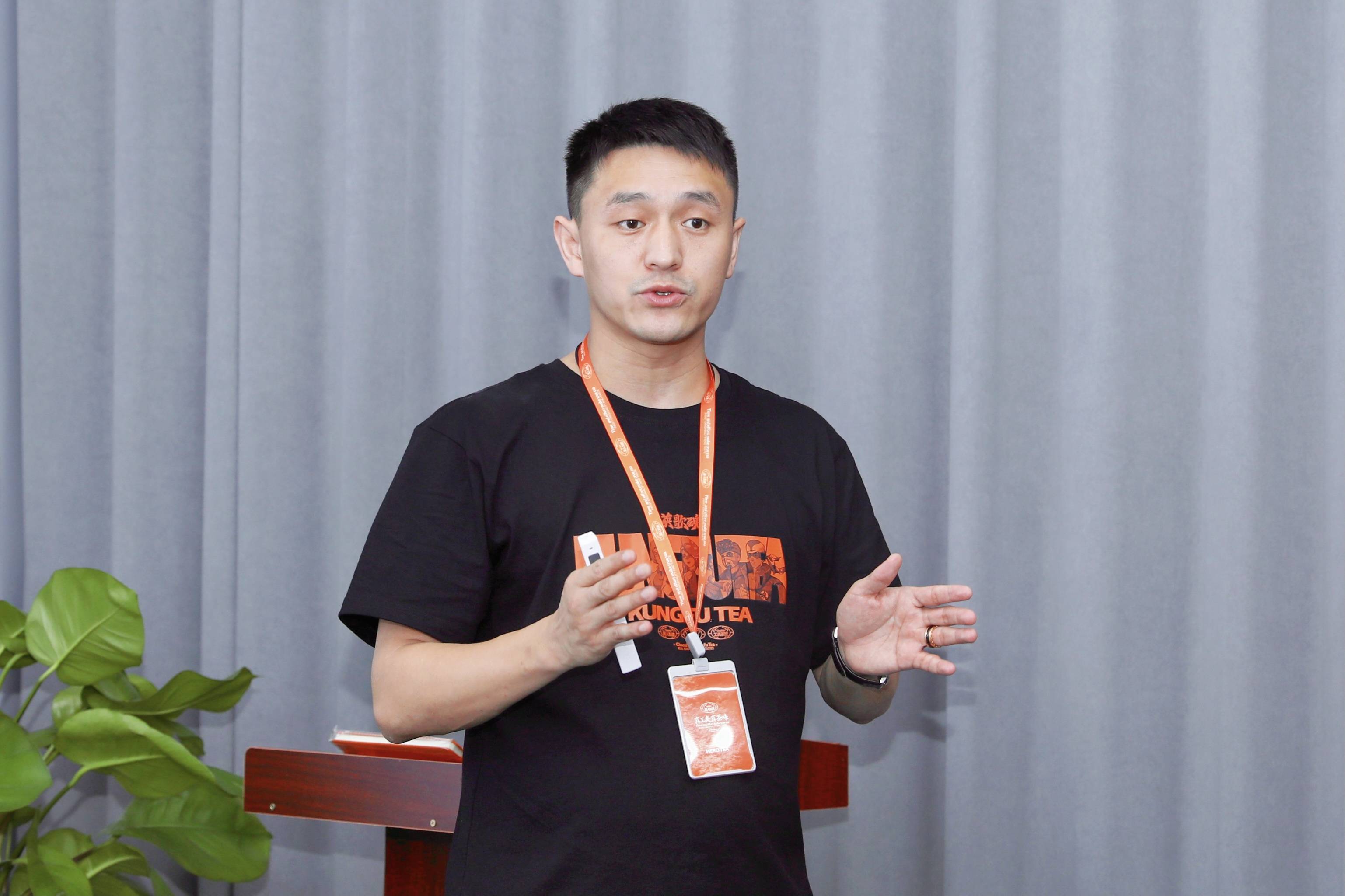 英歌魂联合创始人兼ceo,霸王茶姬联合创始人李小山在现场对英歌魂品牌