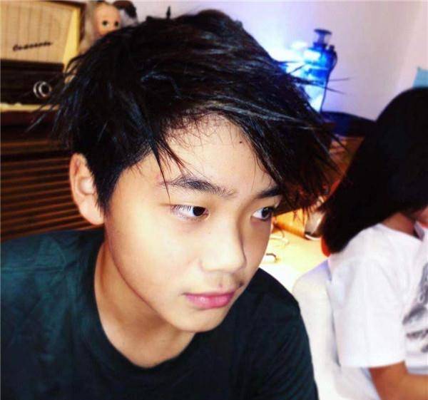 原创曹格晒儿子自拍照12岁joe阳光帅气与老爸互称兄弟