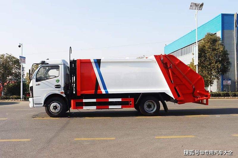 底盘配置:玉柴140马力,万里扬6挡变速箱,3800轴距,245/70r19.