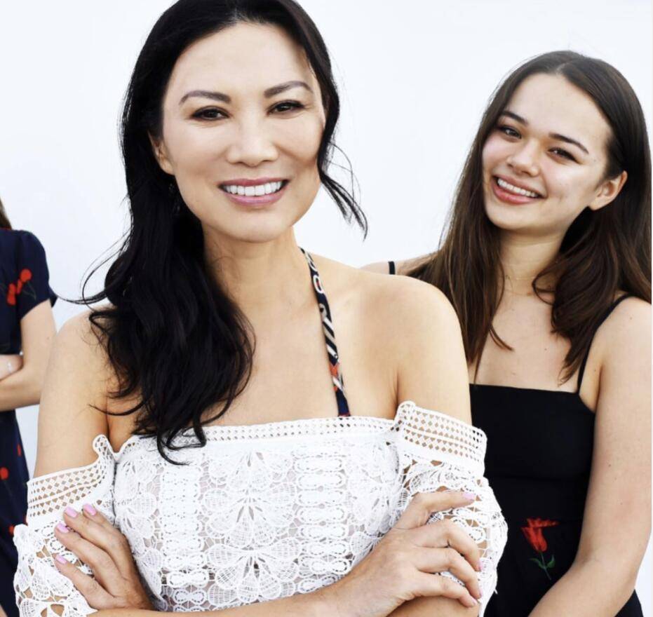 邓文迪和第二任老公传媒大亨默多克育有两个女儿,1999年,邓文迪与比她