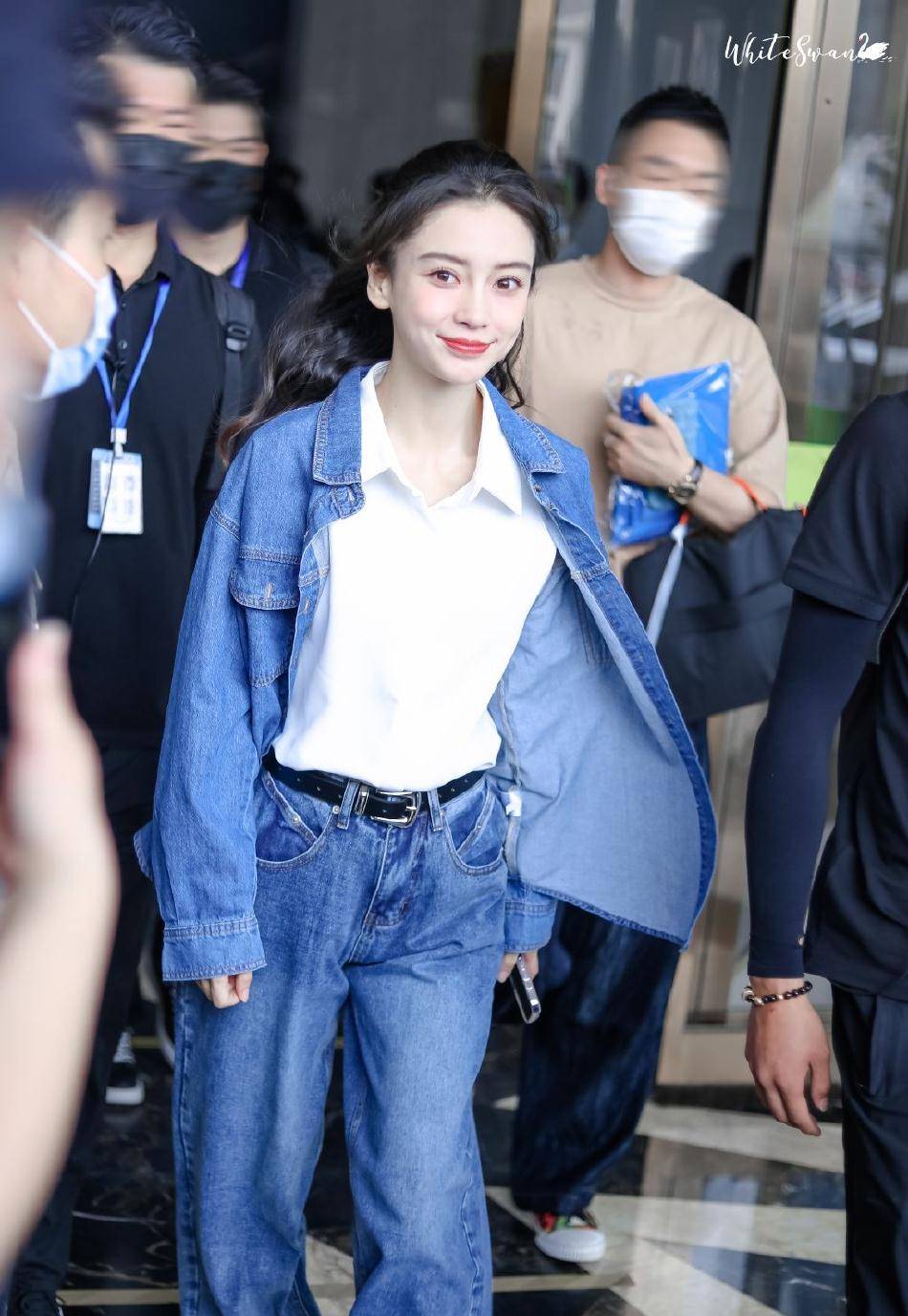 杨颖新剧开播,33岁和赖冠霖演恋爱魅力不减,卷发披肩甚是迷人_牛仔裤