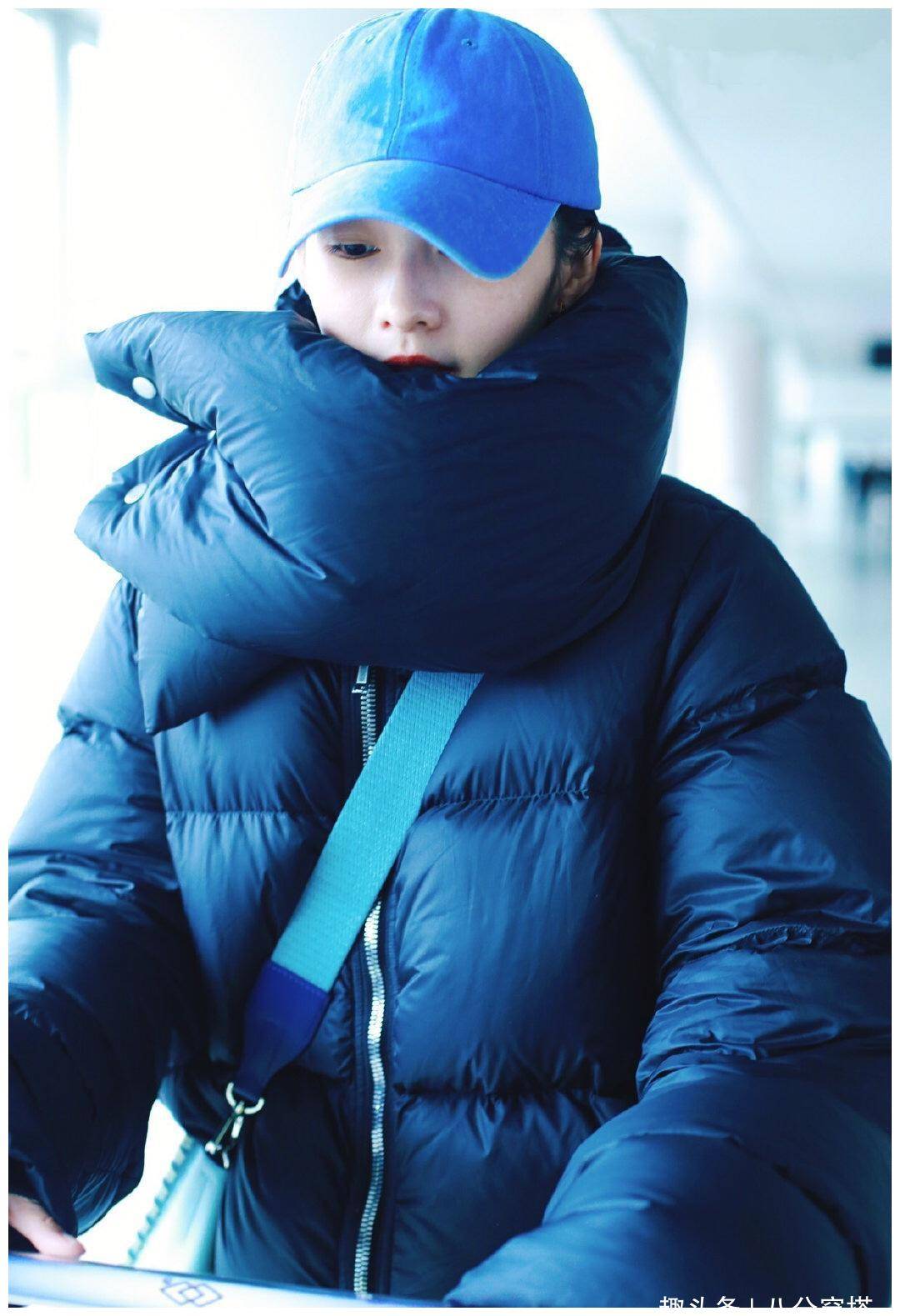 李沁穿黑色羽绒服蓬松保暖,尤其脖子处特别臃肿,多亏颜值够高_女性_的